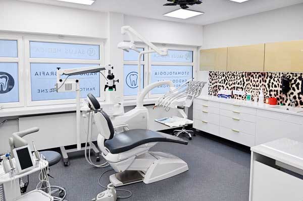 zdjęcie gabinetu dentystycznego BeautyDentica w Łodzi. Na środku fotel dentystyczny. Z prawej środki odkażające. Z lewej narzędzia.