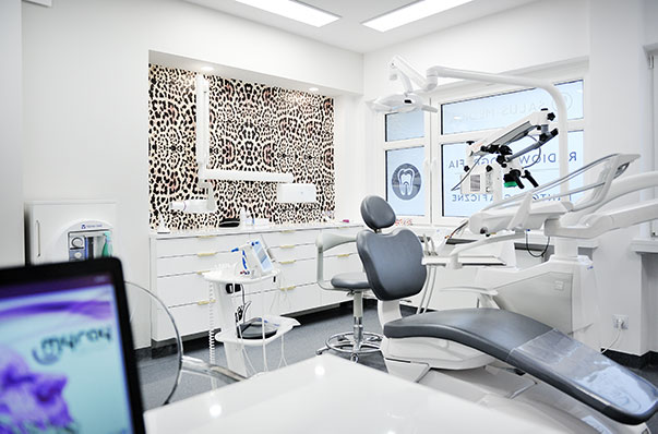 Środek gabinetu Beauty Dentica, na którym jest fotel dentystyczny