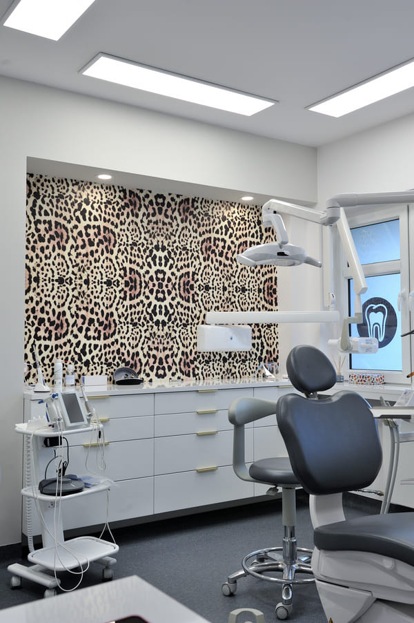 Gabinet dentystyczny Beauty Dentica. Na środku fotel dentystyczny, z tyłu narzędzia.