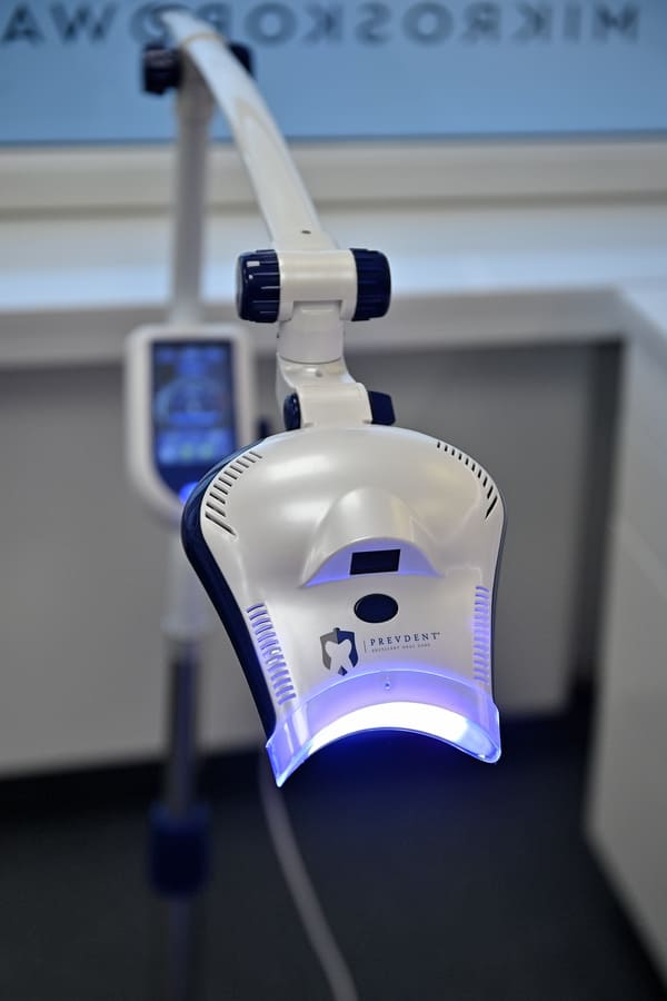 Urządzenie świecące ultra fioletem, służące do wybielania zębów