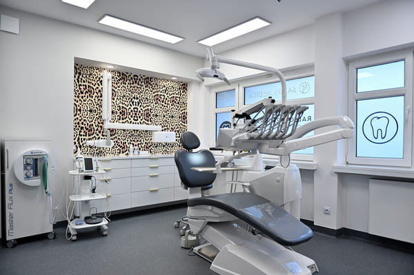 Gabinet Dentystyczny Beauty Dentica. Na środku fotel dentystyczny