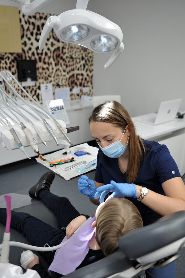 Dentystka Joanna podczas sprawdzania stanu zębów u pacjenta