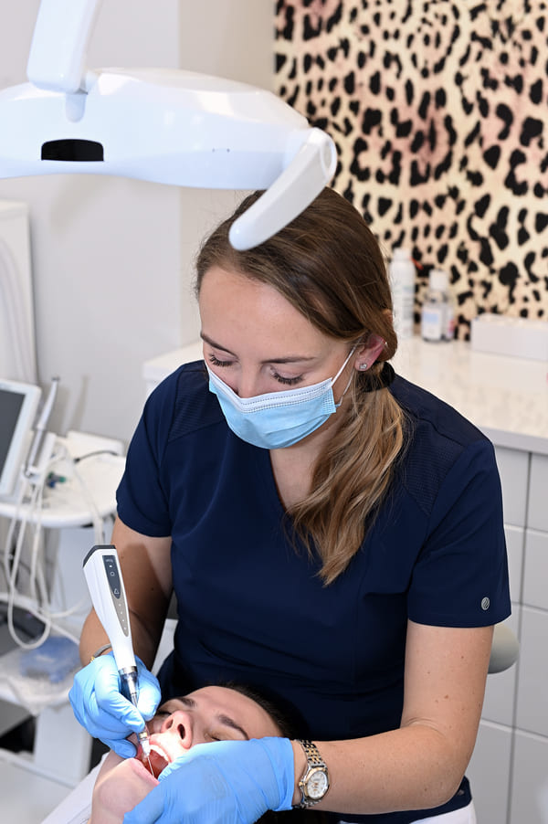 Pacjent na fotelu dentystycznym podczas wizyty w Beauty Dentica