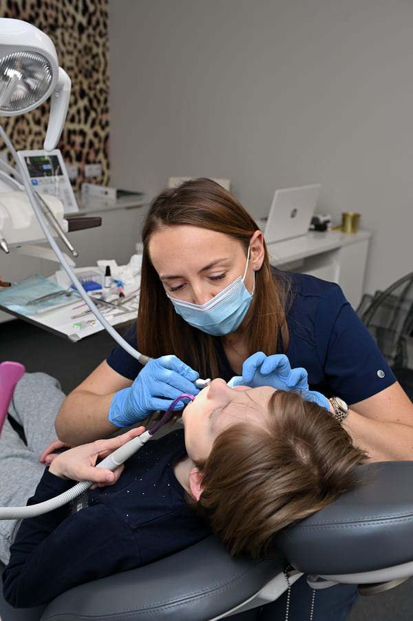 Pacjent na fotelu dentystycznym podczas wizyty kontrolnej
