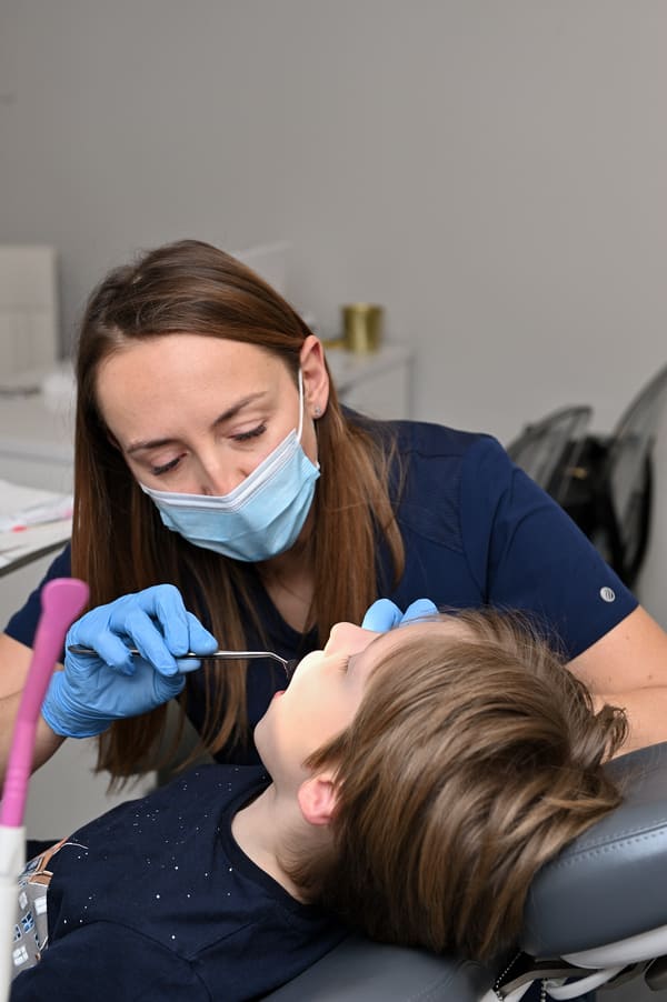 Joanna Dentysta wykonuje oczyszczanie zębów u nastolatka