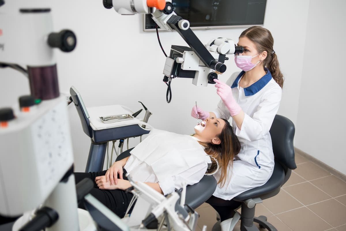 Dentystka sprawdza stan zębów u pacjentki za pomocą specjalistycznego sprzętu
