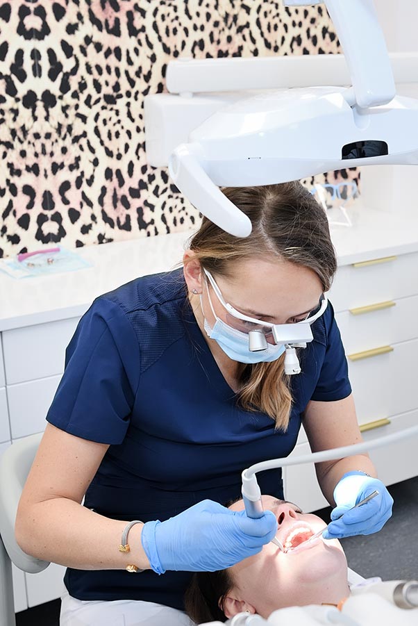 Dentysta sprawdza stan zębów u pacjenta podczas wizyty w gabinecie stomatologicznym