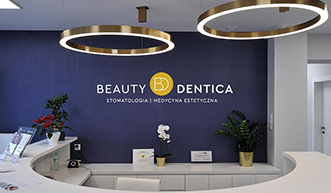 Recepcja Beauty Dentica z logiem na środku